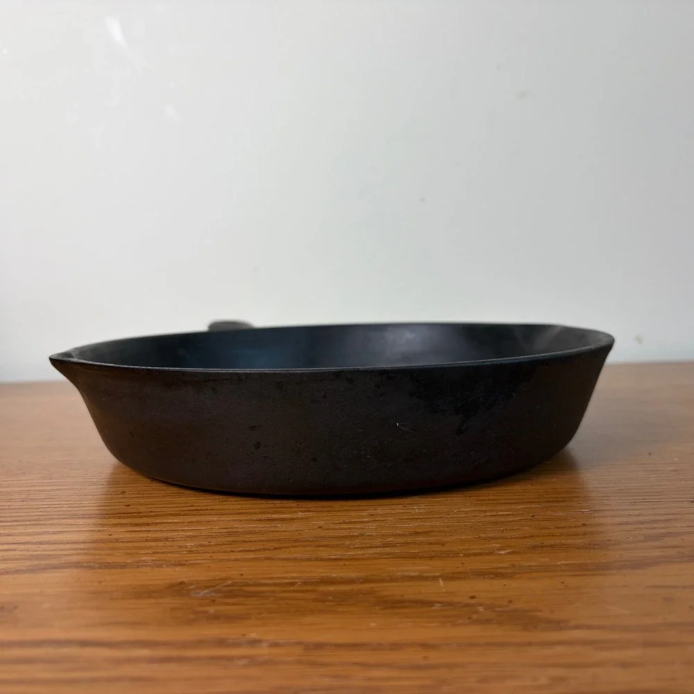 Vintage Unmarked Wagner No 7 Cast Iron Skillet with Heat Ring and C Mark Black